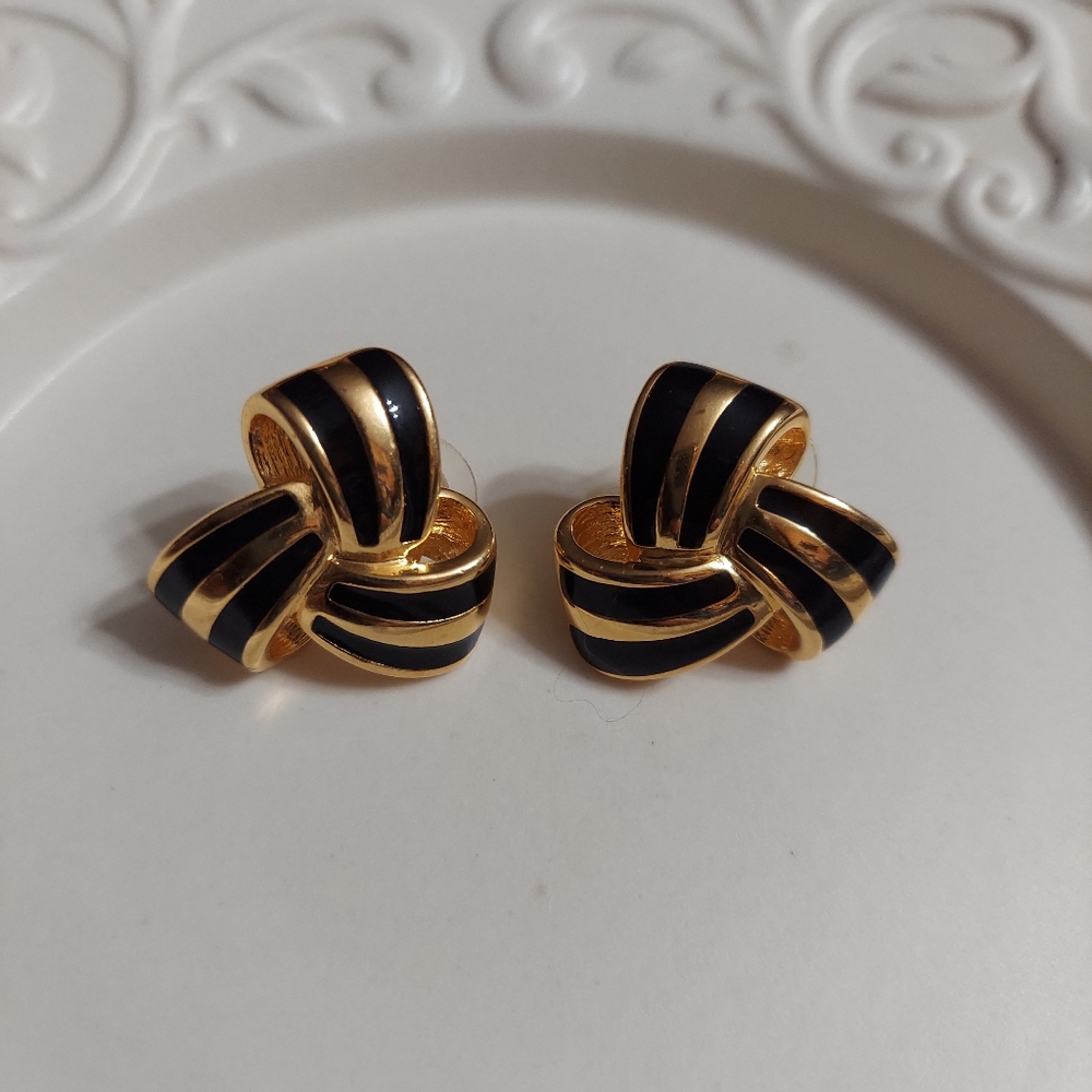 Joan River's Vintage Textured Gold Tone/Black Enamel Pin Wheel Earrings